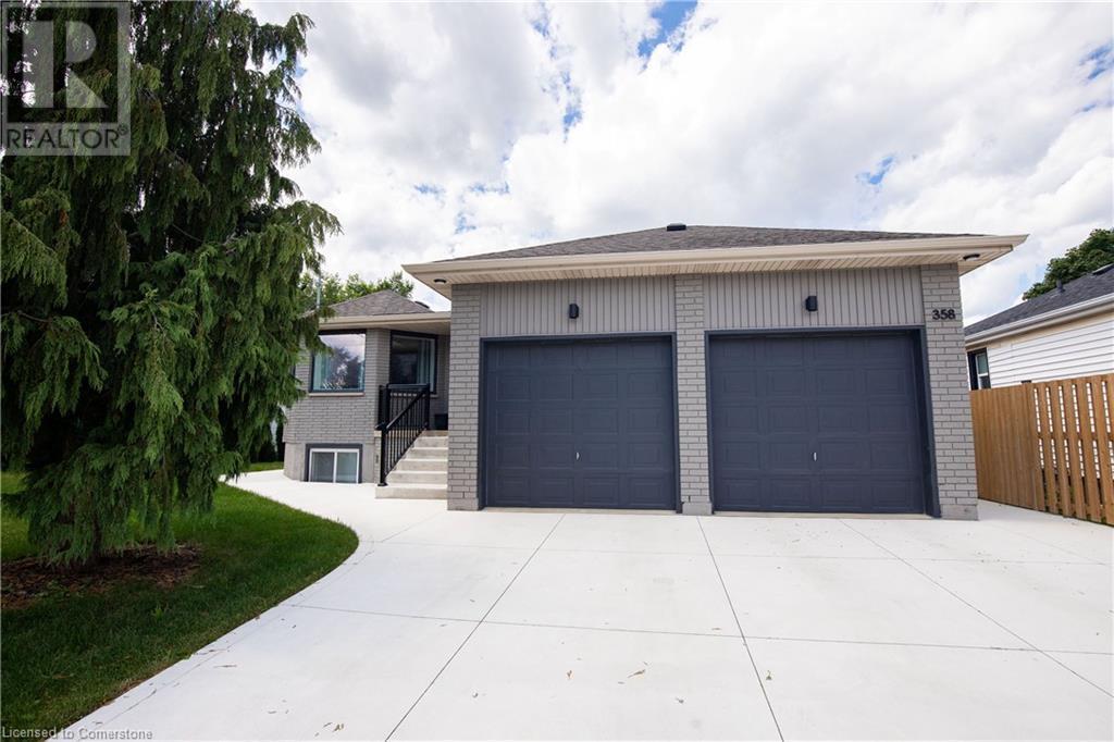 358 E 43rd St in Hamilton, ON - Building Photo