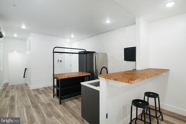 1153 N Front St photo'