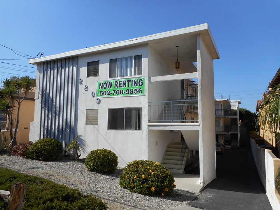 2209 Carnegie Ln in Redondo Beach, CA - Building Photo