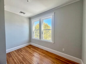 102 Greaton Rd, Unit 1 in Boston, MA - Foto de edificio - Building Photo