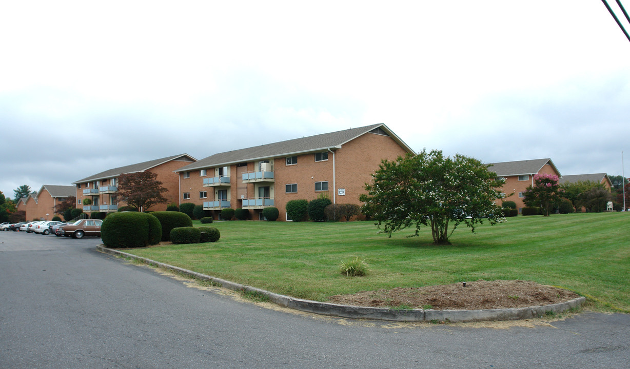 Bowers Holiday Village in Roanoke, VA - Building Photo