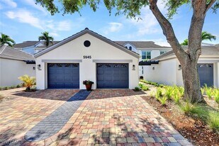 5945 Sand Wedge Ln in Naples, FL - Building Photo
