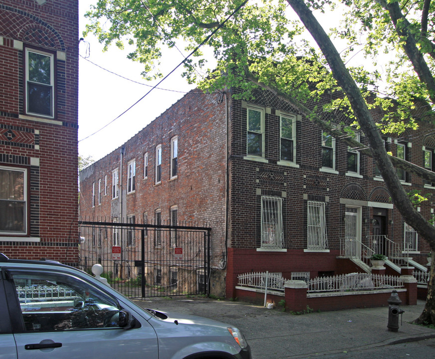 665 Wyona St in Brooklyn, NY - Building Photo