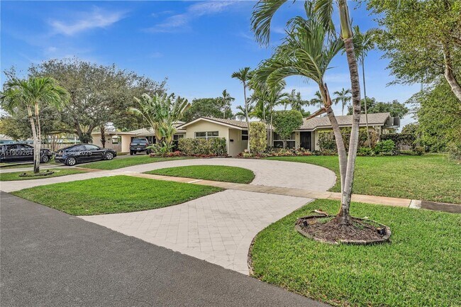 2114 N 44th Ave in Hollywood, FL - Building Photo - Building Photo