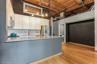 300 W Grand Ave in Chicago, IL - Building Photo - Building Photo