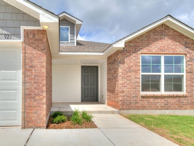 921 Buffalo Ln in Mustang, OK - Foto de edificio - Building Photo