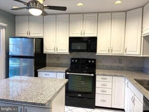 13 Dickens Square in Timonium, MD - Foto de edificio - Building Photo