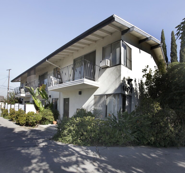 11577 Hamlin St in North Hollywood, CA - Building Photo