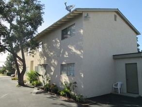 11614 Coldbrook Ave in Downey, CA - Foto de edificio - Building Photo