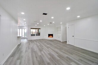 9807 Braewick Dr in Houston, TX - Building Photo - Building Photo