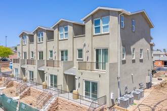 Carlton Oaks Townhomes in Santee, CA - Building Photo - Building Photo