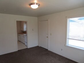 1275-1277 NE McRae Ct in Prineville, OR - Building Photo - Building Photo
