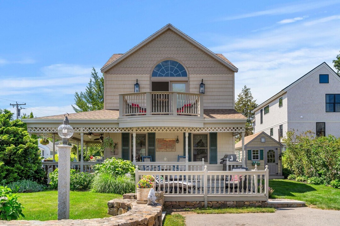 33 Wallis Rd in Rye, NH - Building Photo