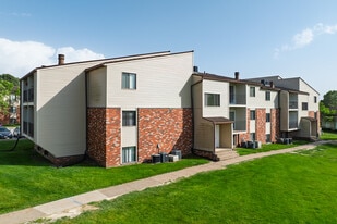 Indian Ridge Apartments in Davenport, IA - Building Photo