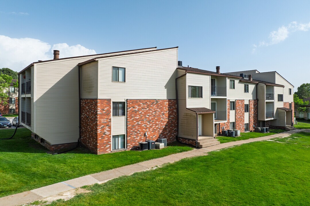 Indian Ridge Apartments in Davenport, IA - Building Photo