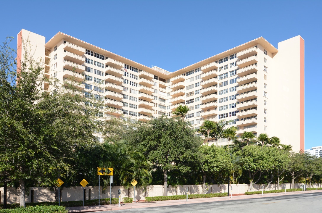 Coral Ridge Towers South in Fort Lauderdale, FL - Building Photo