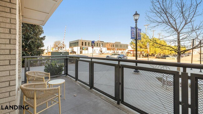 101 S Center St in Arlington, TX - Foto de edificio - Building Photo