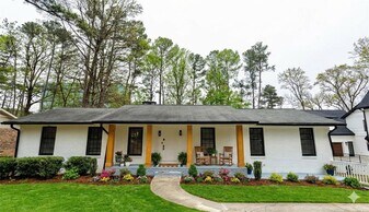 1438 Oak Forest Ct NE in Atlanta, GA - Building Photo