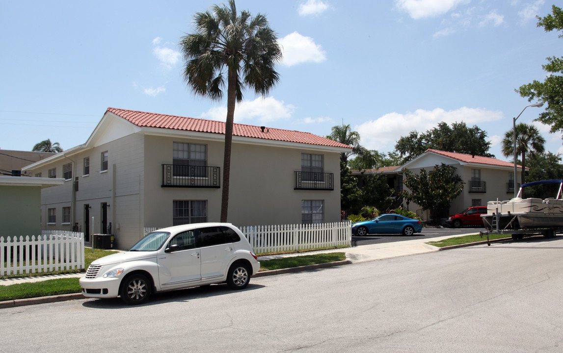 The Islander in Tampa, FL - Building Photo