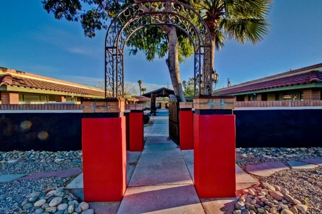 Cambridge Apartments in Phoenix, AZ - Foto de edificio - Building Photo