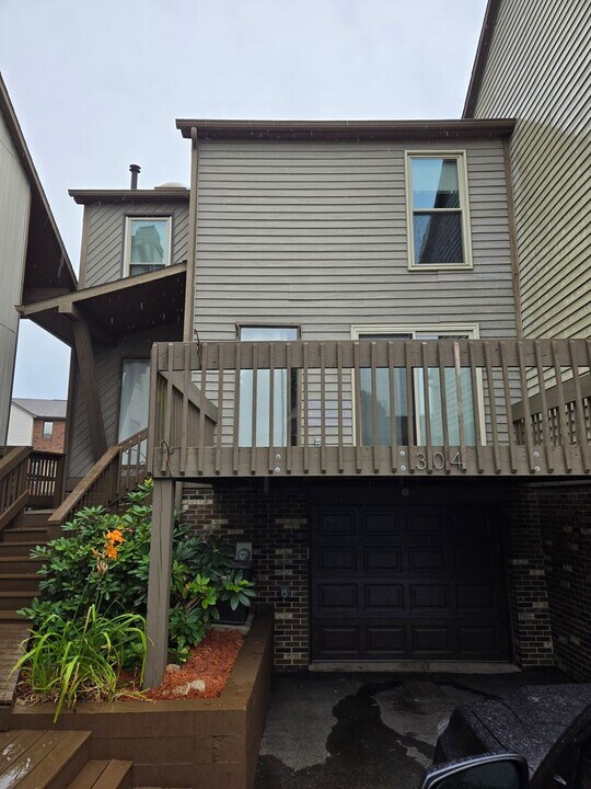 304 Spring Run Dr in Monroeville, PA - Building Photo