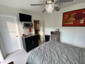 1365 NW 130th St, Unit Comet in North Miami, FL - Building Photo