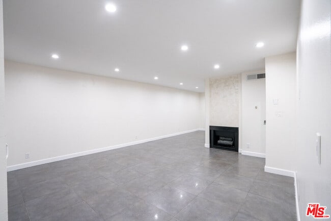 property at 9702 Vía Roma
