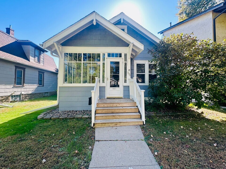 1236 Hubbard Ave in St. Paul, MN - Building Photo