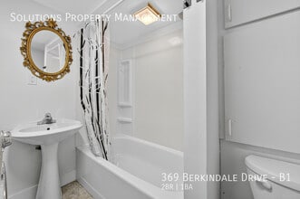 369 Berkindale Dr in Hamilton, ON - Building Photo - Building Photo