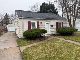 19006 Roscommon St in Harper Woods, MI - Building Photo
