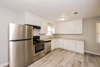 436 Ravenscroft Rd in West Columbia, SC - Building Photo - Building Photo