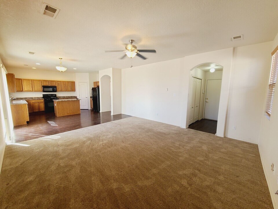 2820 Desert Sage Ave SW in Los Lunas, NM - Building Photo