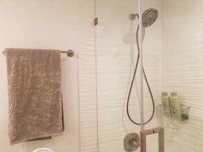 5401 Collins Ave, Unit 1115 in Miami Beach, FL - Building Photo - Building Photo