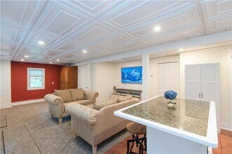 554 E Main Rd in Middletown, RI - Foto de edificio - Building Photo