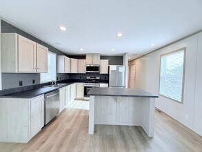 52758 S Yorktown Ct in New Baltimore, MI - Building Photo - Building Photo