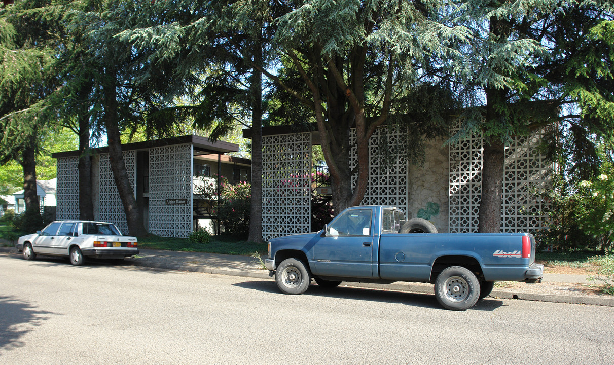 Alpine Manor in Eugene, OR - Building Photo