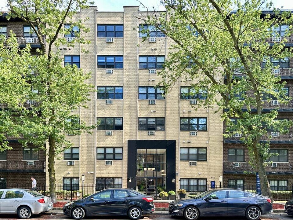 448 W Barry Ave in Chicago, IL - Building Photo