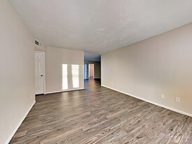 808 N 67th Ln in Phoenix, AZ - Foto de edificio - Building Photo