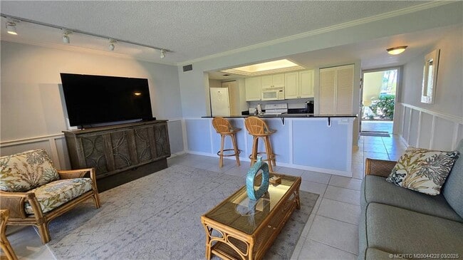 5565 NE Gulfstream Way