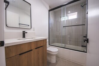 121 S Coronado St, Unit 121 in Los Angeles, CA - Building Photo - Building Photo