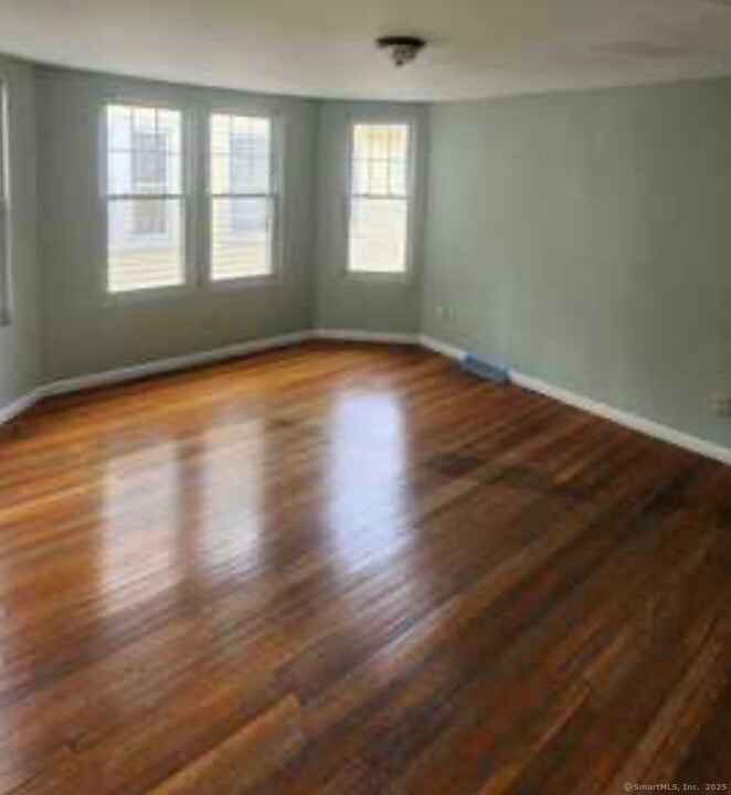 64 James St in Bridgeport, CT - Building Photo