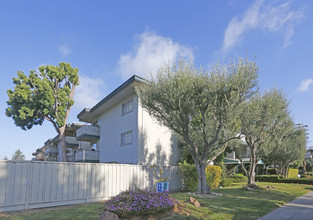 Del Medio Garden Apartments in Mountain View, CA - Building Photo - Building Photo