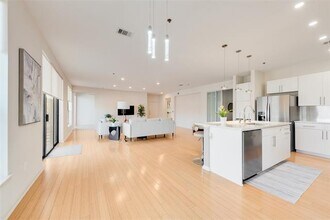 4111 Gilbert Ave in Dallas, TX - Building Photo - Building Photo