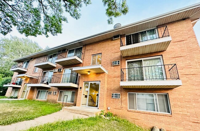 1321 Division St, Unit 101 in Hopkins, MN - Foto de edificio - Building Photo