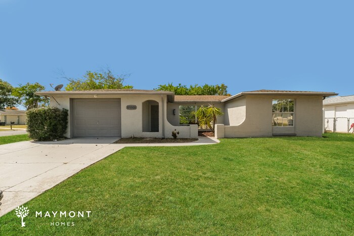 10005 Old Orchard Lane in Port Richey, FL - Foto de edificio