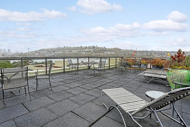 1730 N Northlake Way in Seattle, WA - Building Photo - Building Photo