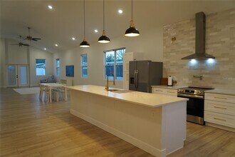 1040 48th Ave N in St. Petersburg, FL - Foto de edificio - Building Photo