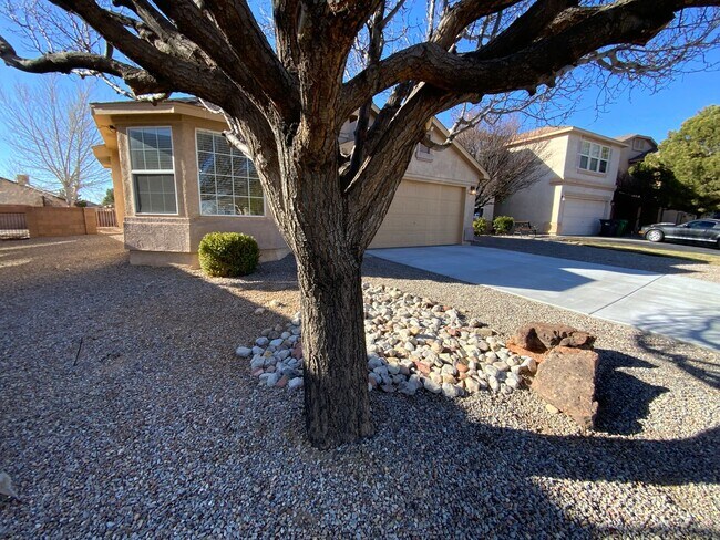 516 Whispering Meadows Dr in Rio Rancho, NM - Building Photo - Building Photo