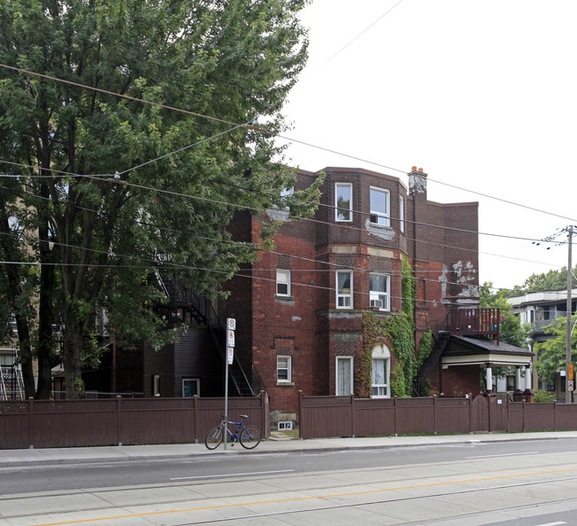 Dowling Residence in Toronto, ON - Building Photo - Building Photo