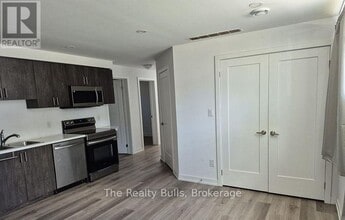 4263 Fourth Ave in Niagara Falls, ON - Foto de edificio - Building Photo